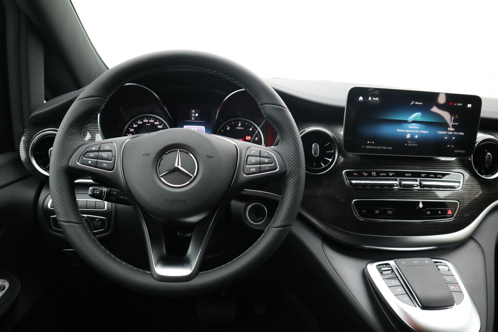 L'interno di un furgone mercedes benz con volante e cruscotto.