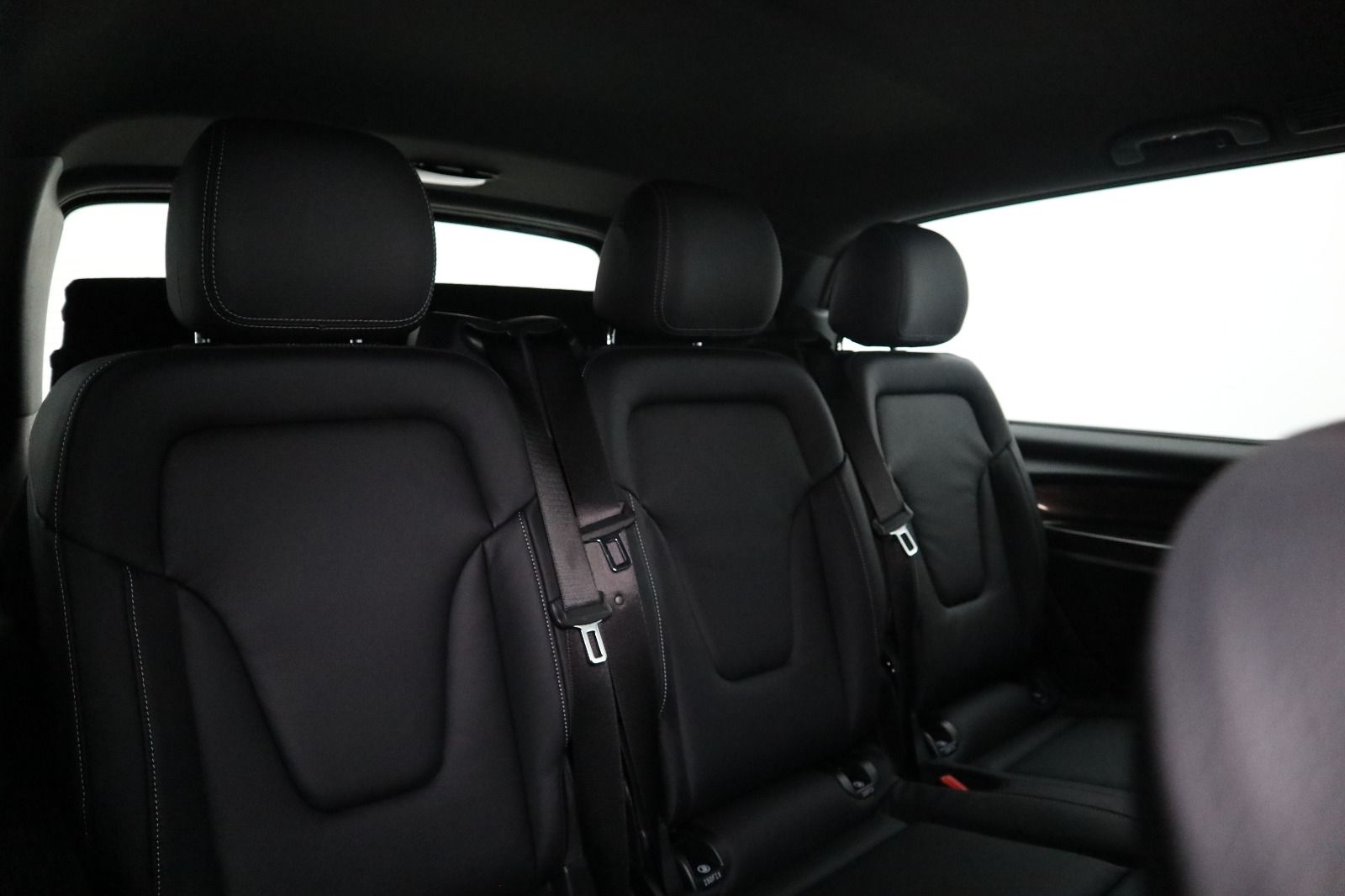 Un primo piano dei sedili posteriori di un'auto su uno sfondo bianco.