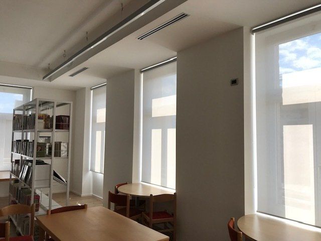 Tende a rullo per biblioteca