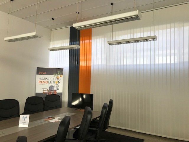 Tende verticali bianche e arancioni