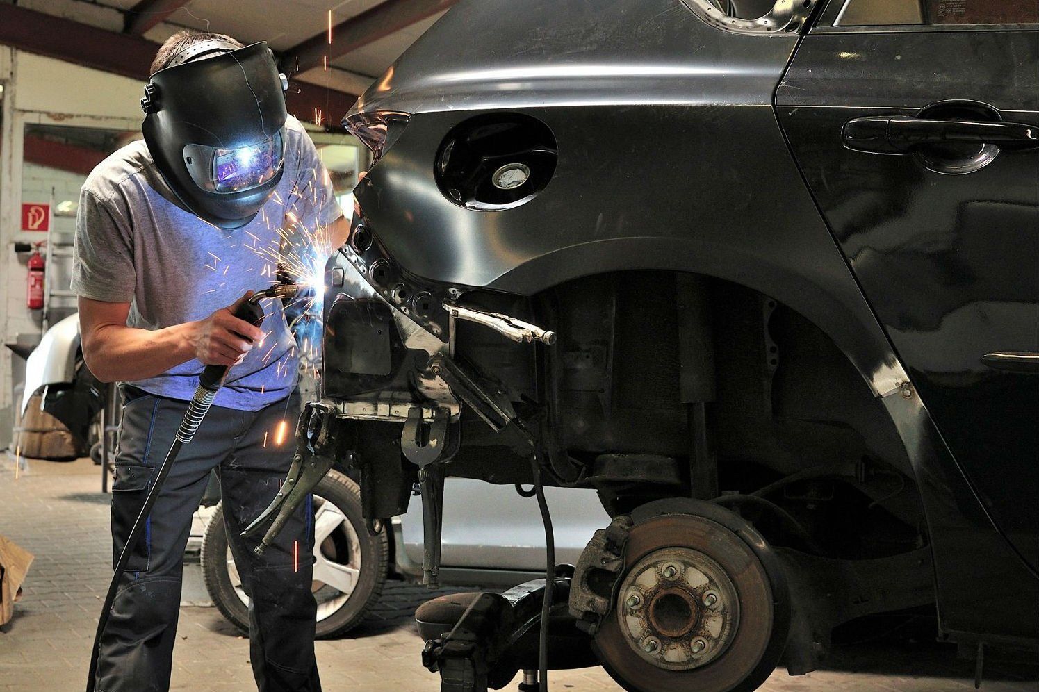 carrozziere a lavoro