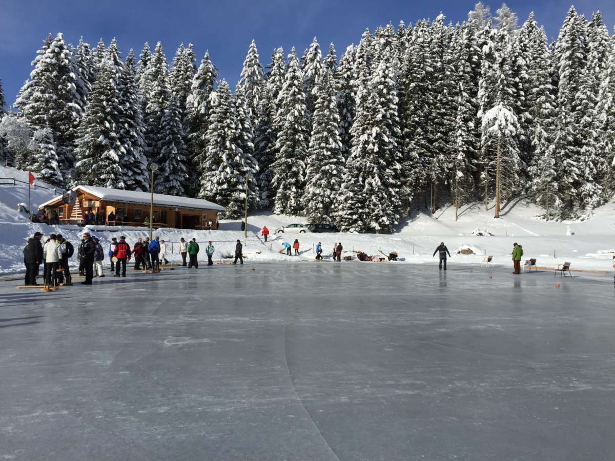 Patrutgsee mit Patrutg-Hütte im Winter mit Eis und Schnee am Heinzenberg