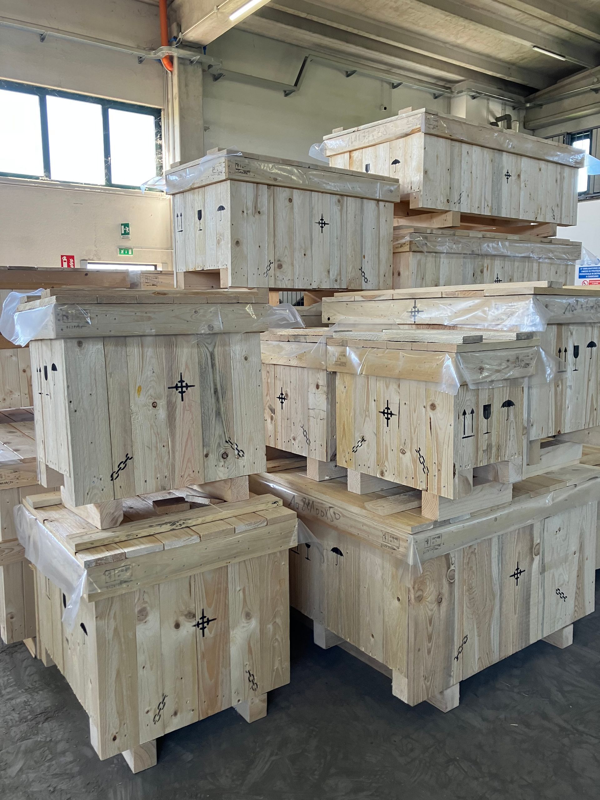 Una scatola di legno è posizionata sopra un pallet di legno.