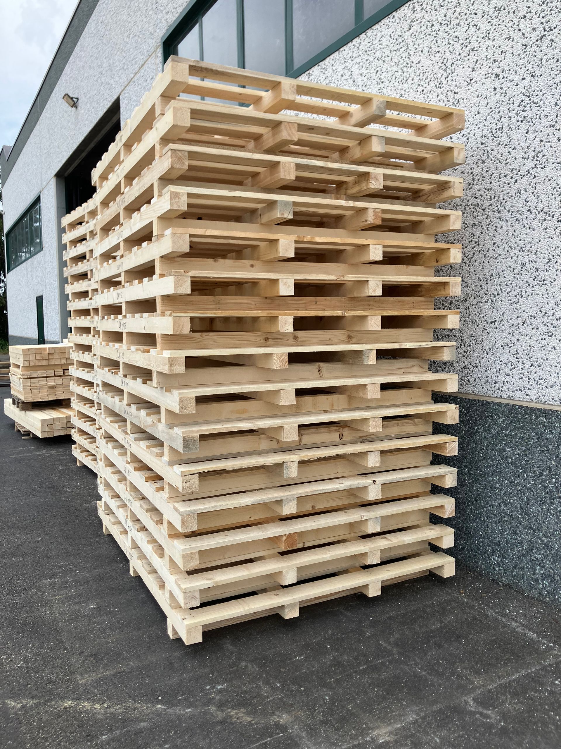 Una pila di pallet di legno impilati uno sopra l'altro.
