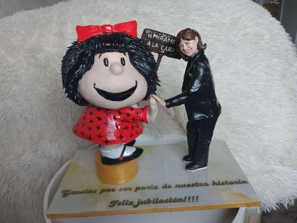 figura junto a una torre de telefonia