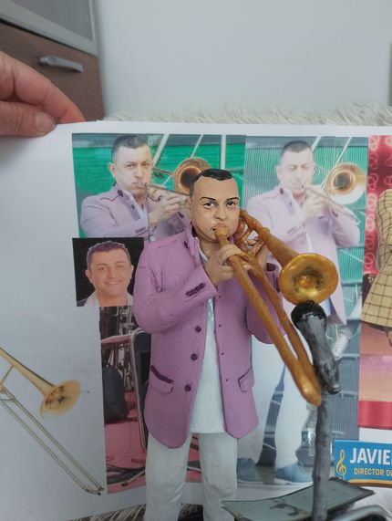 figura junto ascensor