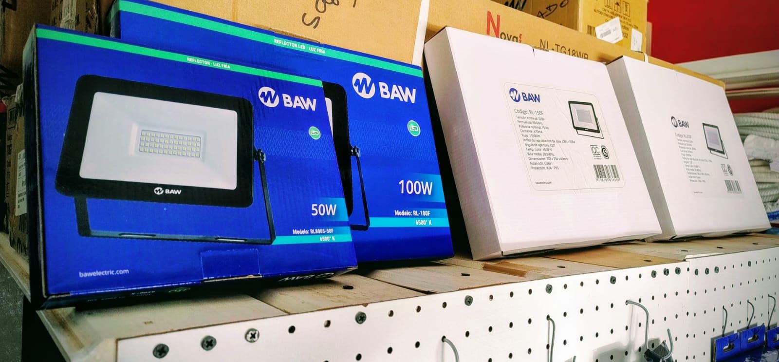 Cajas azules y blancas de reflectores en un estante de un almacén.