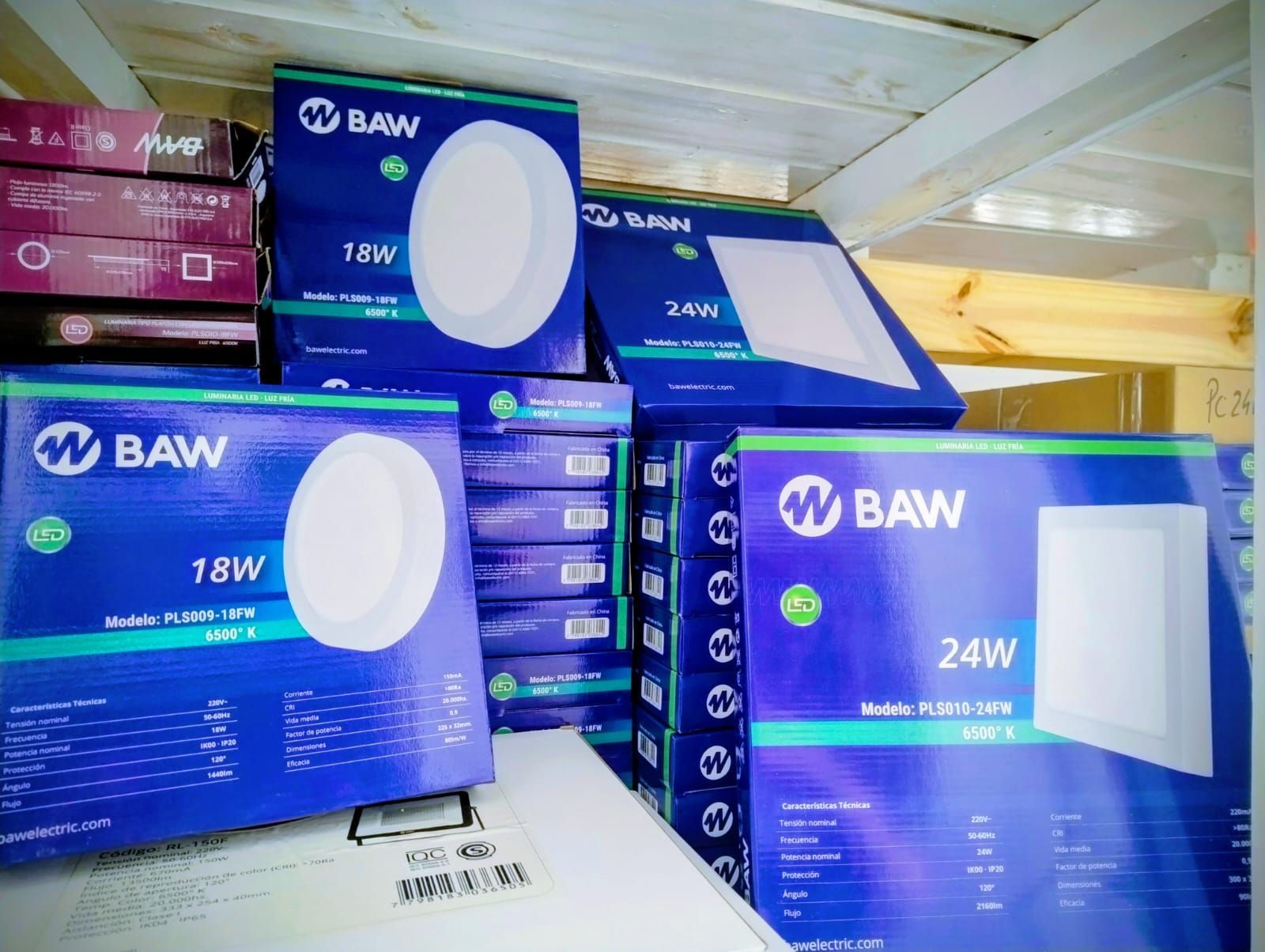 Cajas de luces LED marca BAW apiladas en un estante; modelos de 18W y 24W.