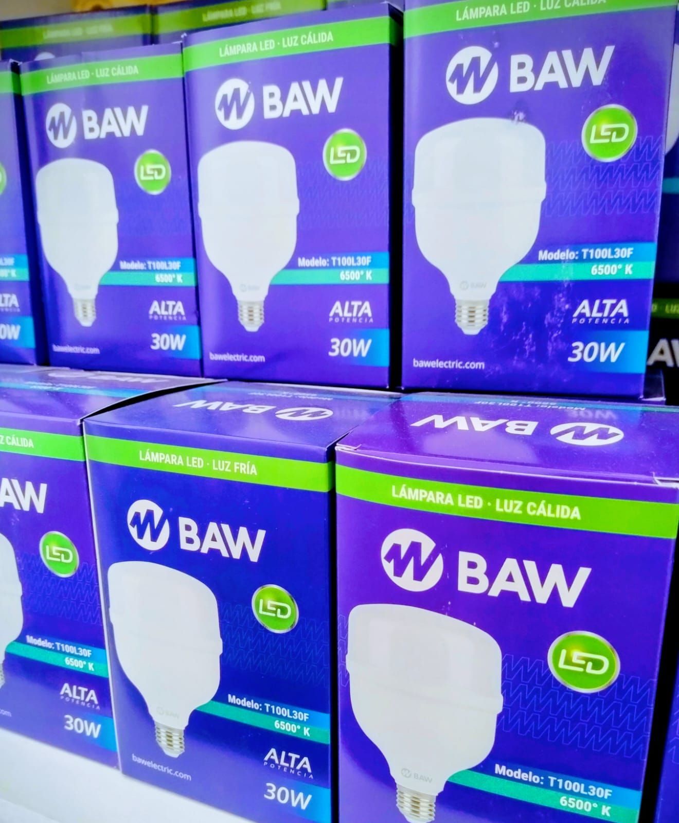 Cajas de bombillas LED BAW, azules y moradas con un gran gráfico de una bombilla blanca.