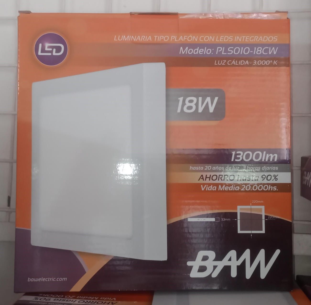 Caja con un panel LED cuadrado. Es de color naranja y morado con texto que incluye