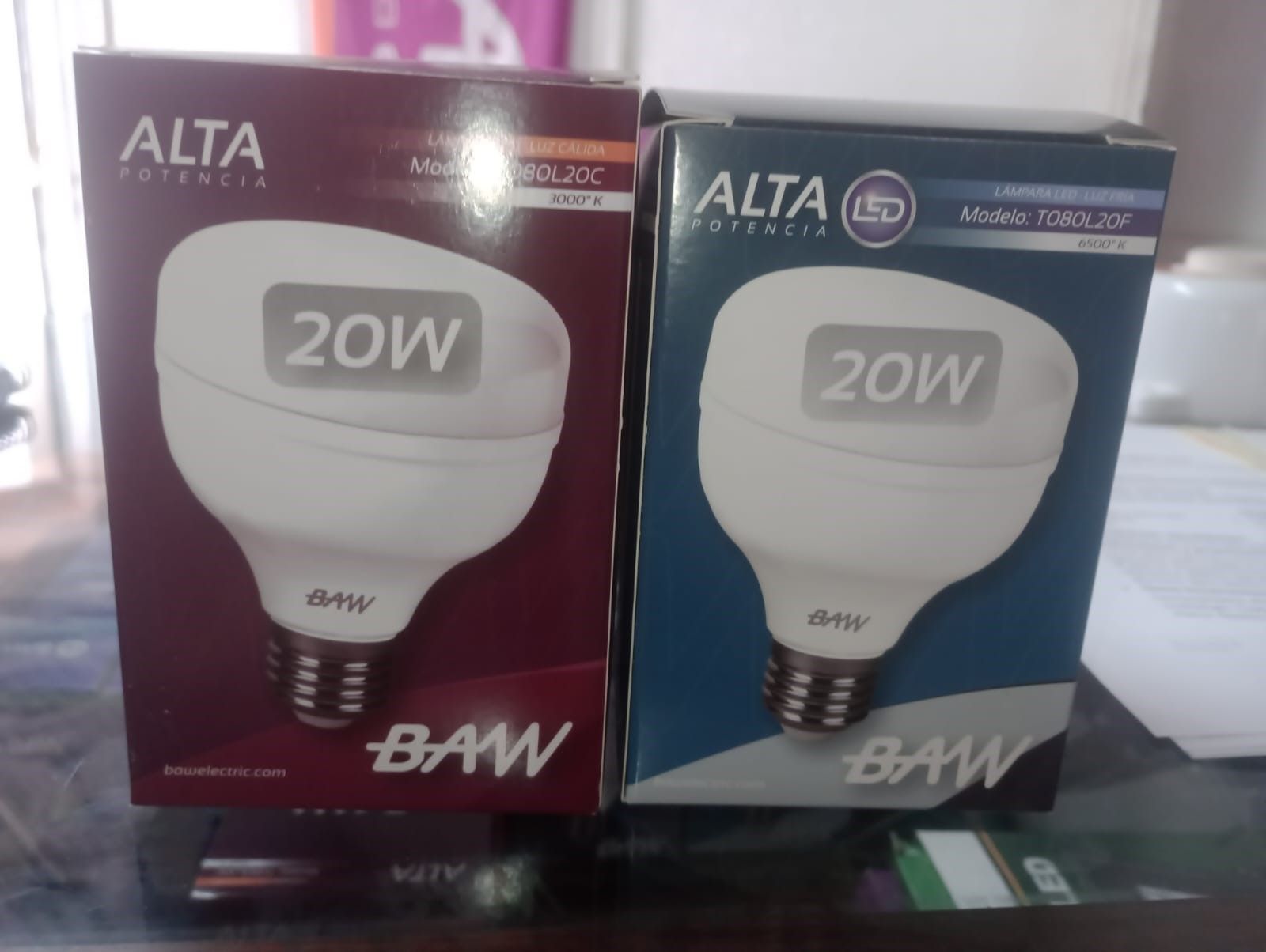 Dos bombillas LED BAW en cajas, roja y azul, que muestran