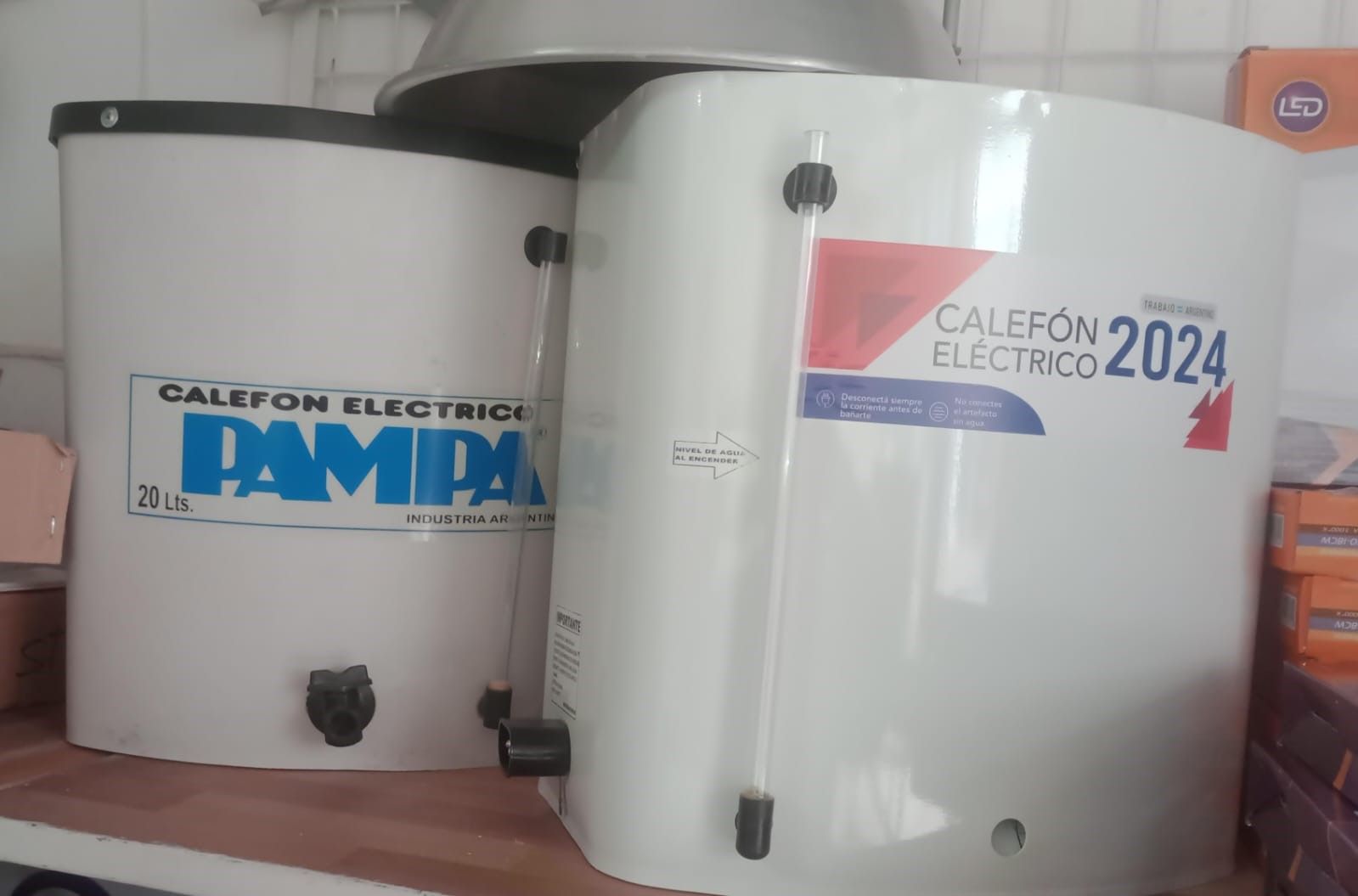 Dos calentadores de agua eléctricos blancos, uno etiquetado como