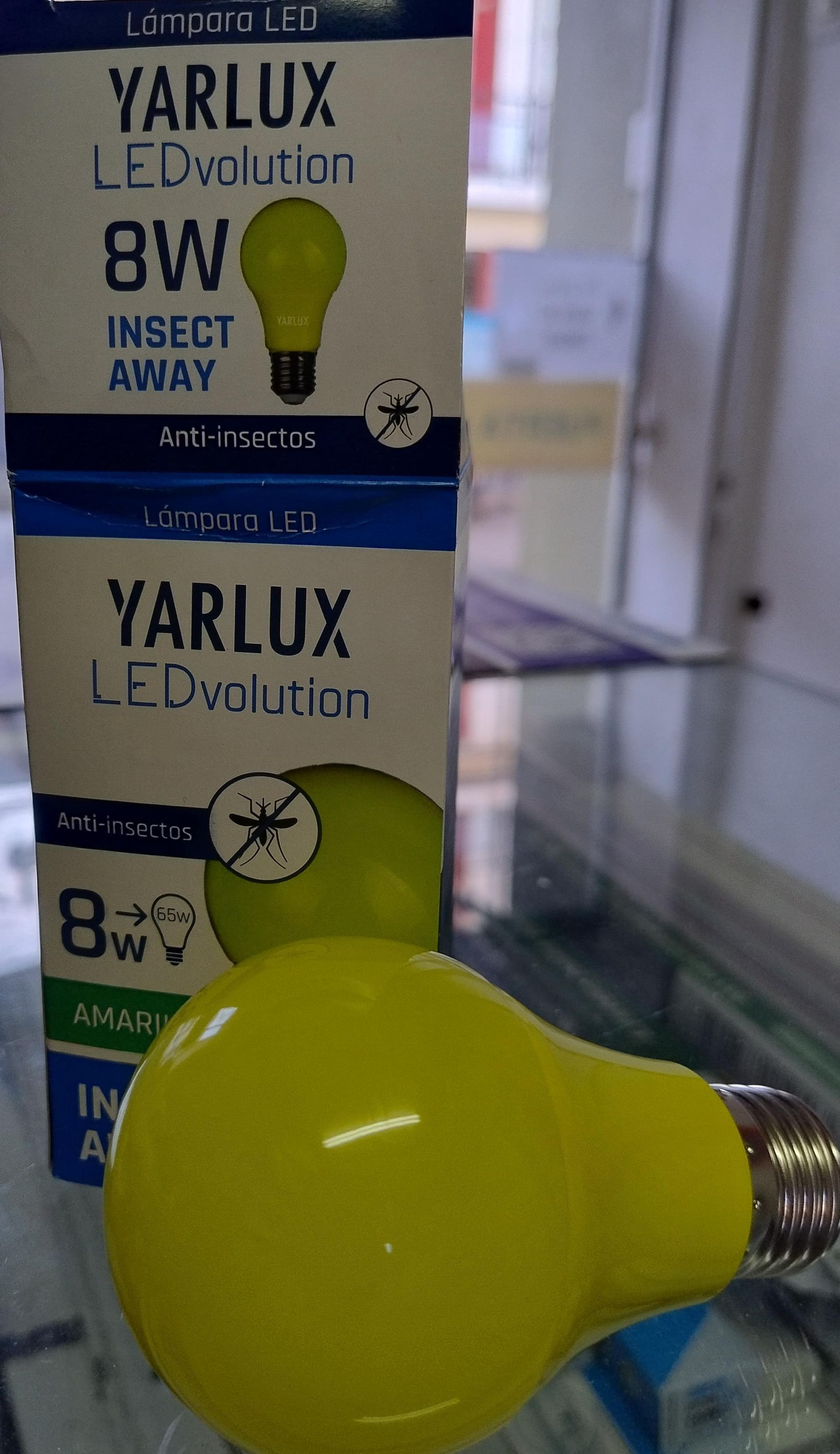 Bombilla LED amarilla delante de una caja etiquetada como