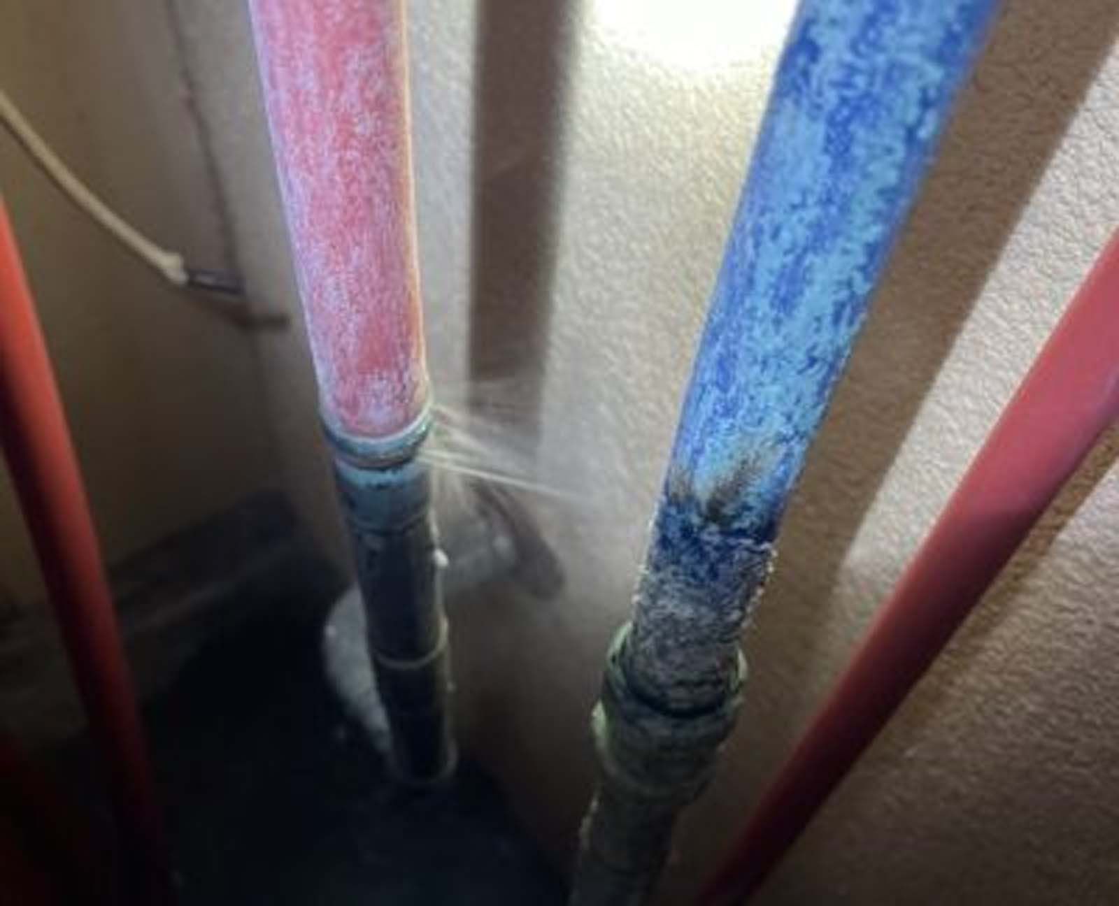 A close up of a water pipe with water coming out of it.