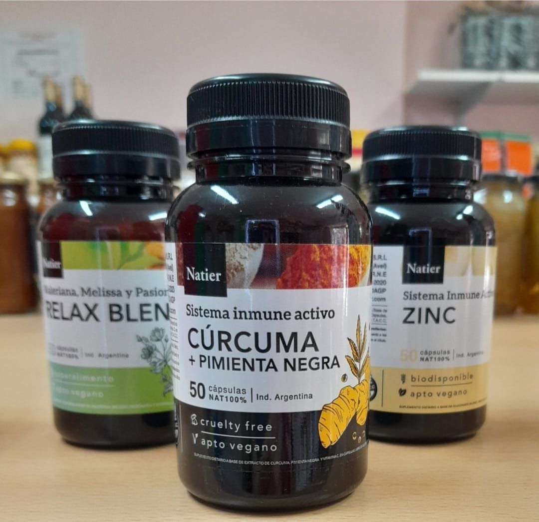Tres frascos de suplementos Natier: «Relax Blend», «Cúrcuma + Pimienta Negra» y «Zinc
