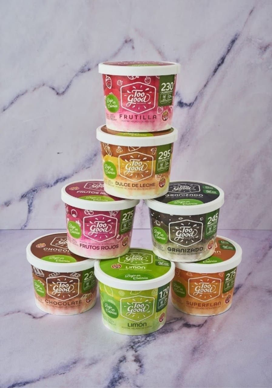 Siete tarrinas de helado apiladas en forma de pirámide, de distintos sabores, sobre un fondo jaspeado.