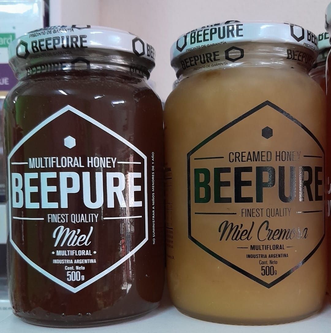 Dos frascos de miel BEEPURE. Uno oscuro, con la etiqueta