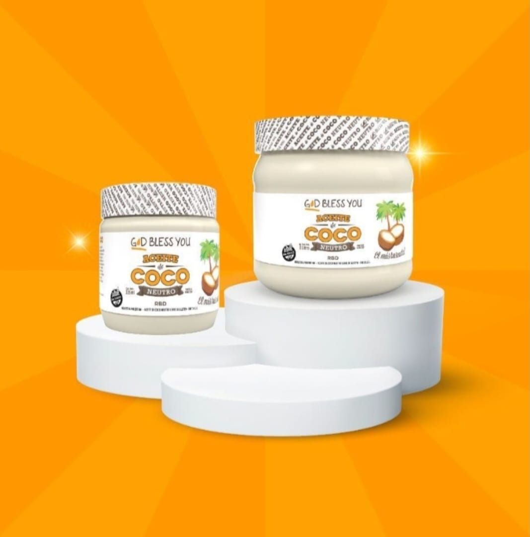 Dos frascos de mantequilla de coco “Go Naked You” sobre pedestales blancos, fondo naranja.