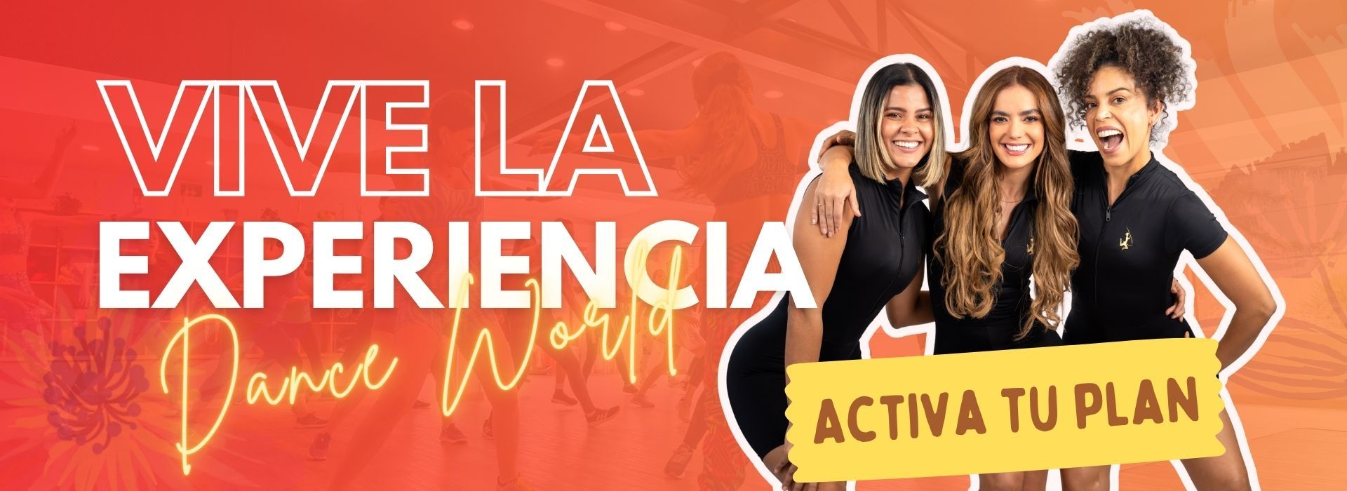 Un grupo de personas paradas una al lado de la otra sosteniendo un cartel que dice vive la experiencia activa tu plan.