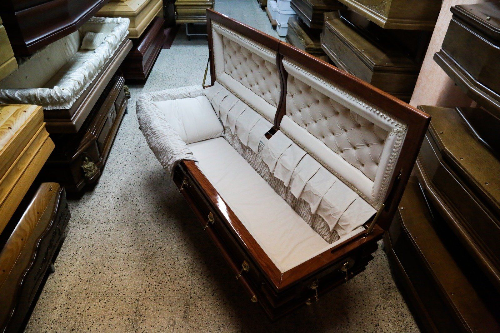 cofano mortuario aperto