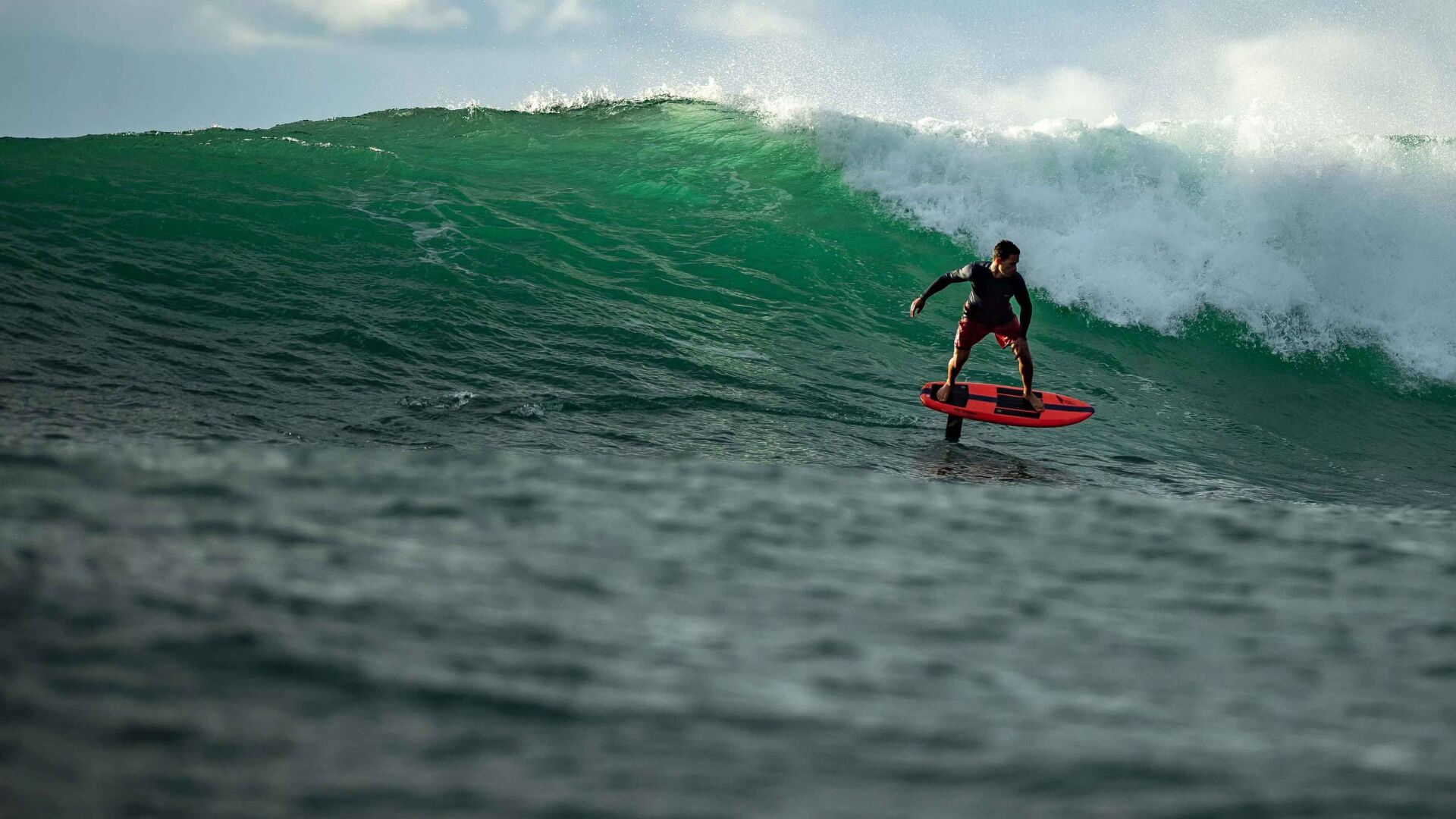 Surfista con surf elettrico