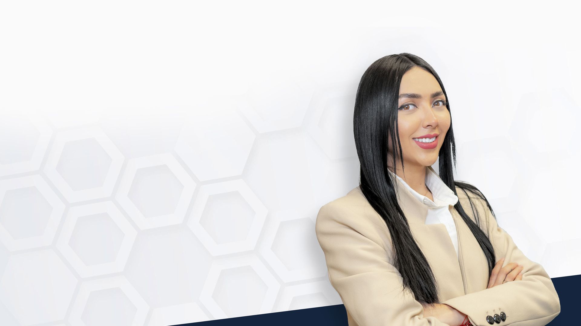 Mujer en traje de negocios sonriendo en una sala de servidores con formas abstractas azules e iconos de porcentaje.