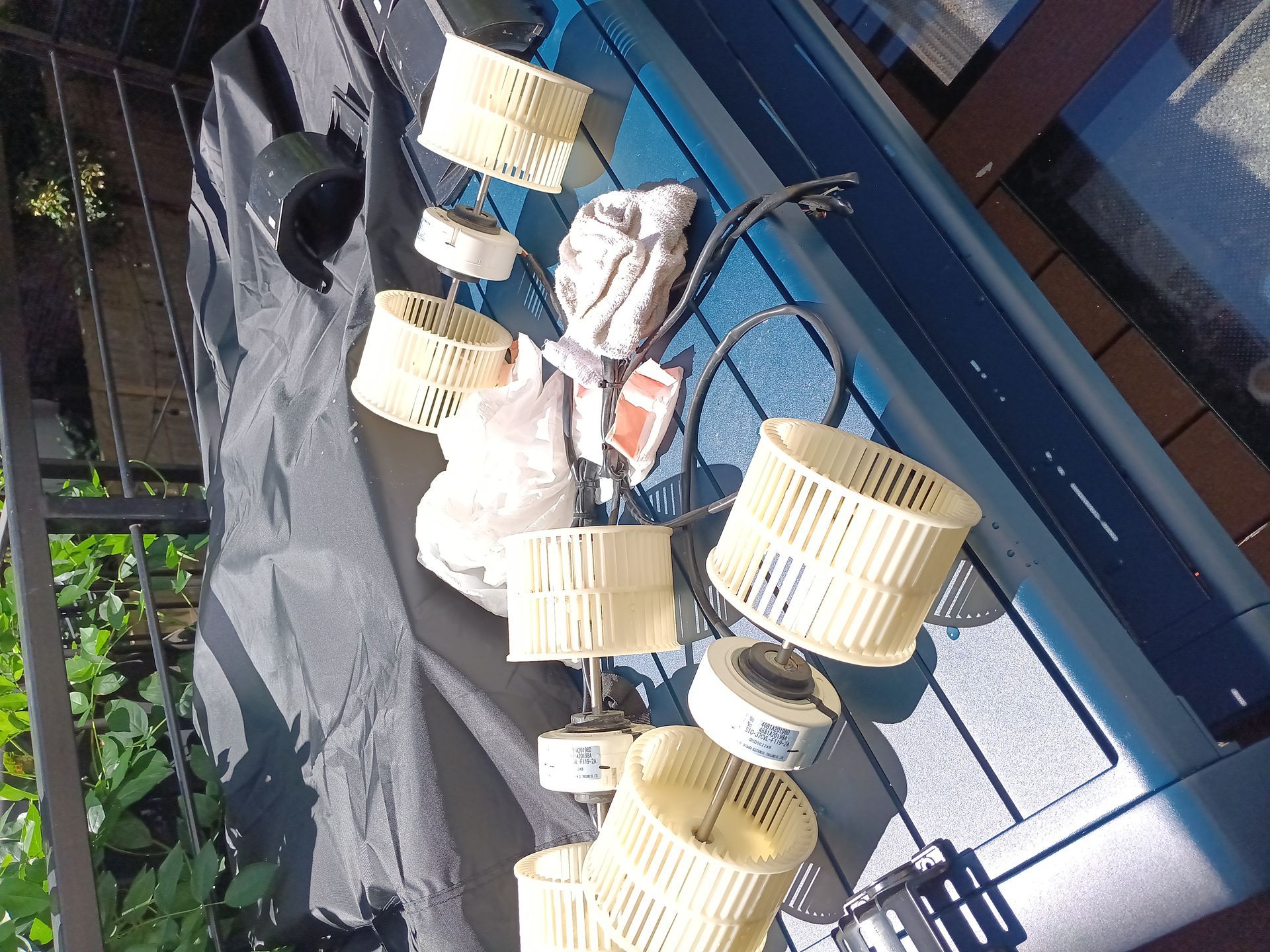 A bunch of baskets are sitting on a wooden table