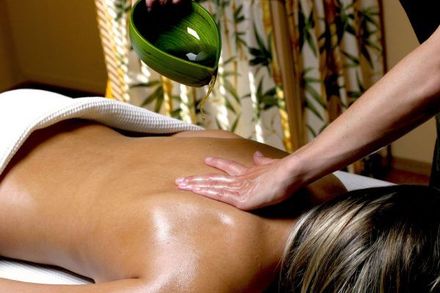 massaggio con oli caldi