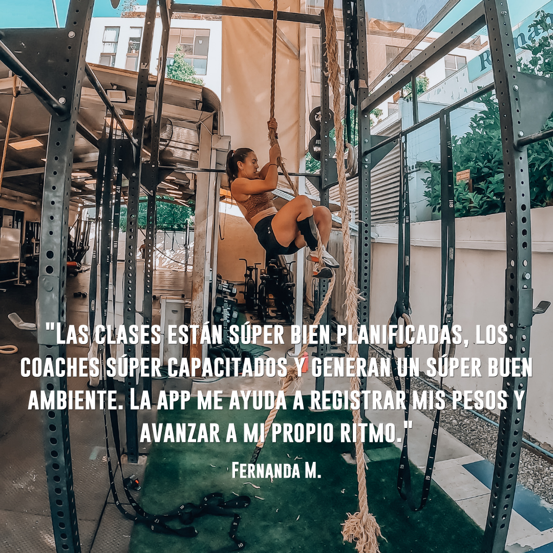 mujer joven subiendo la trepa, haciendo crossfit en Bestia unchain en el corazon de vitacura a pasos del alto las condes