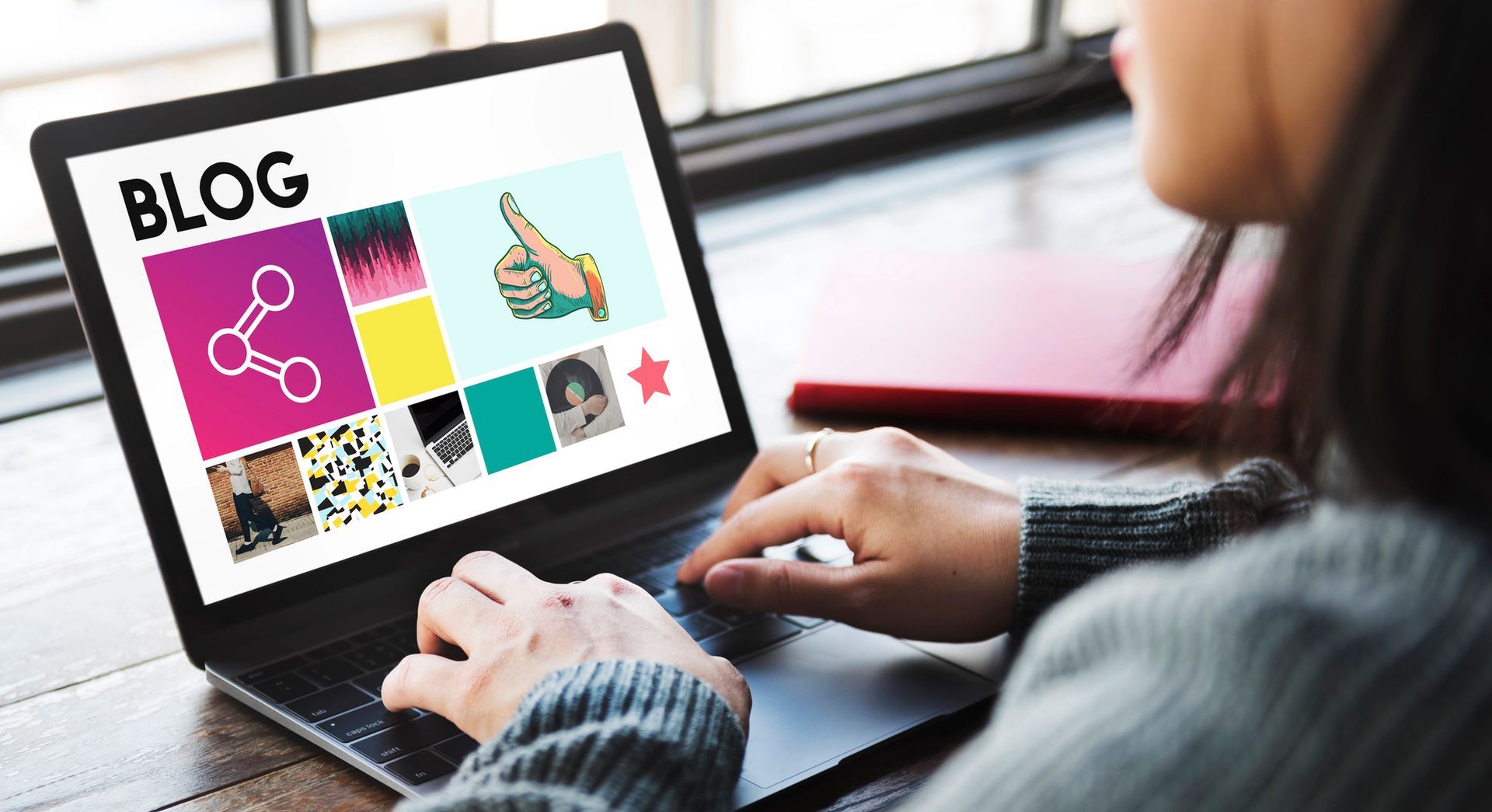 Una mujer está escribiendo en una computadora portátil con la palabra blog en la pantalla.