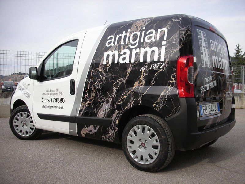 Stampa pubblicitaria su un furgone di una ditta di marmi