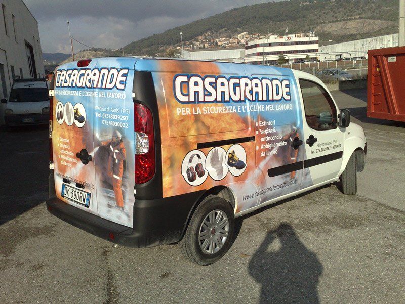 Furgone aerografato con messaggio pubblicitario