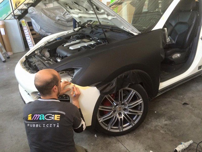 Realizzazione di aerografie su un'auto