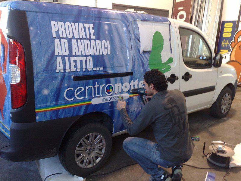 Realizzazione di aerografie su un furgone