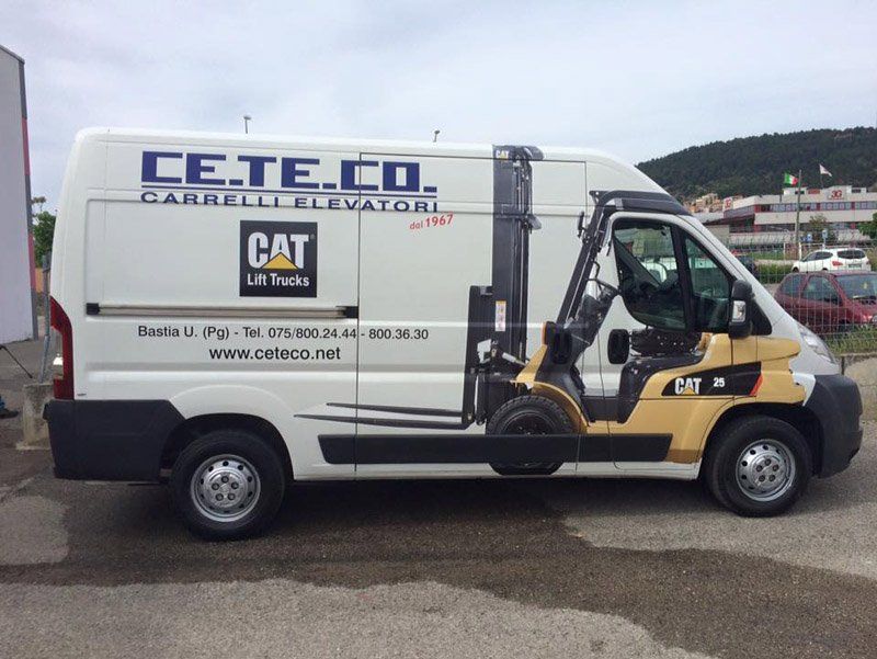 Stampa di messaggi pubblicitari su un furgone bianco