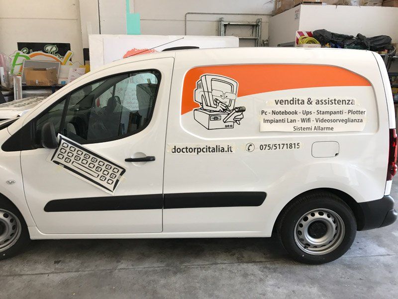 Stampa di messaggi pubblicitari su un furgone bianco