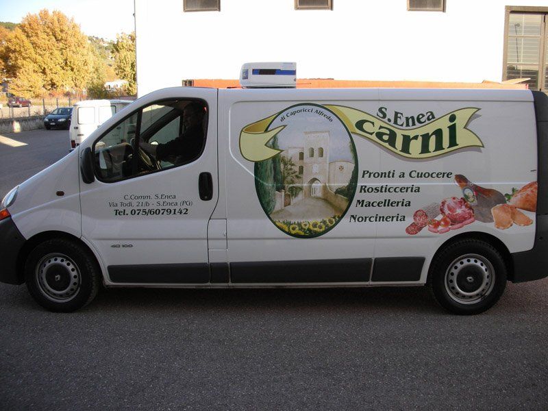 Stampa di messaggi pubblicitari su un furgone di una macelleria