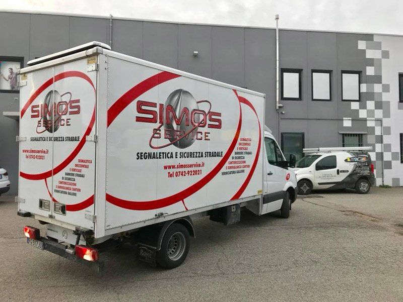 Stampa pubblicitaria su un furgone di una ditta alimentare