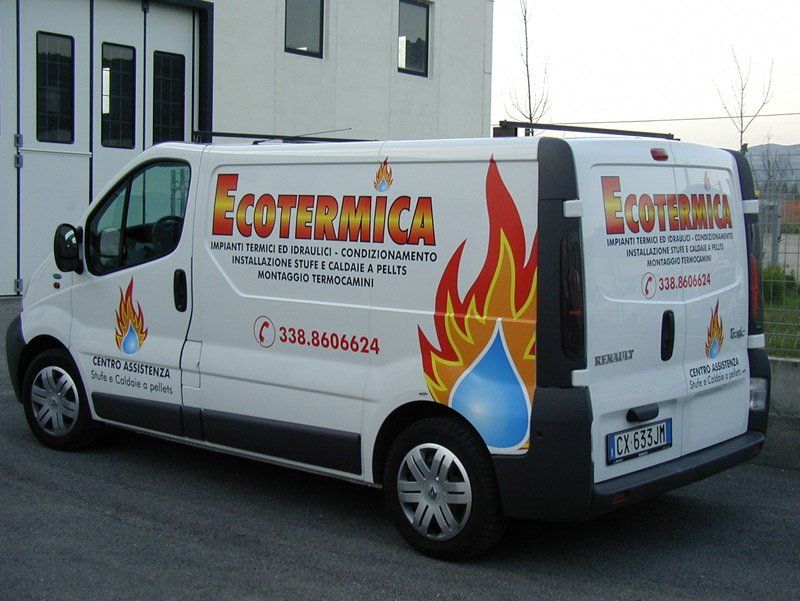 Stampa di messaggi pubblicitari su un furgone