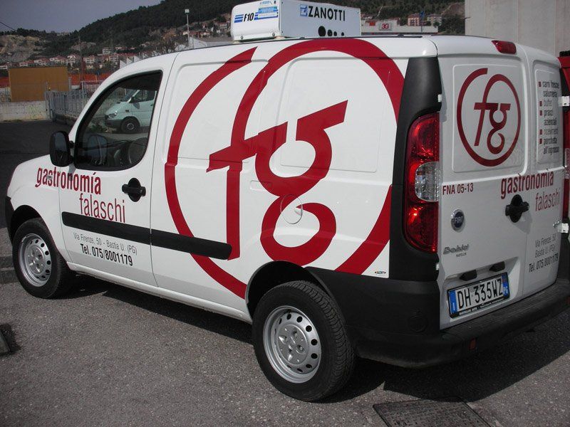 Camion bianco con stampe su fiancata