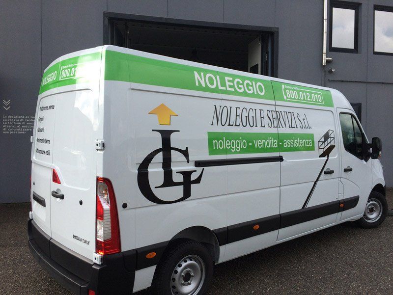 Furgone bianco con stampe verdi su fiancata