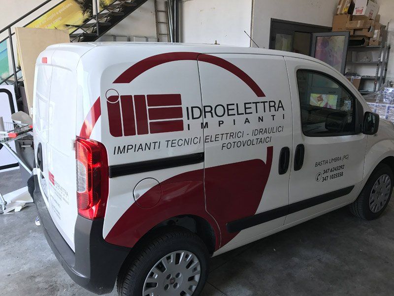 Furgone bianco con stampe rosse su fiancata