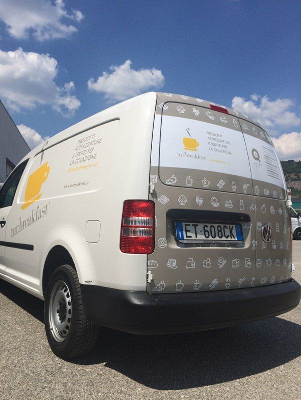 Furgoncino bianco con stampe su fiancata