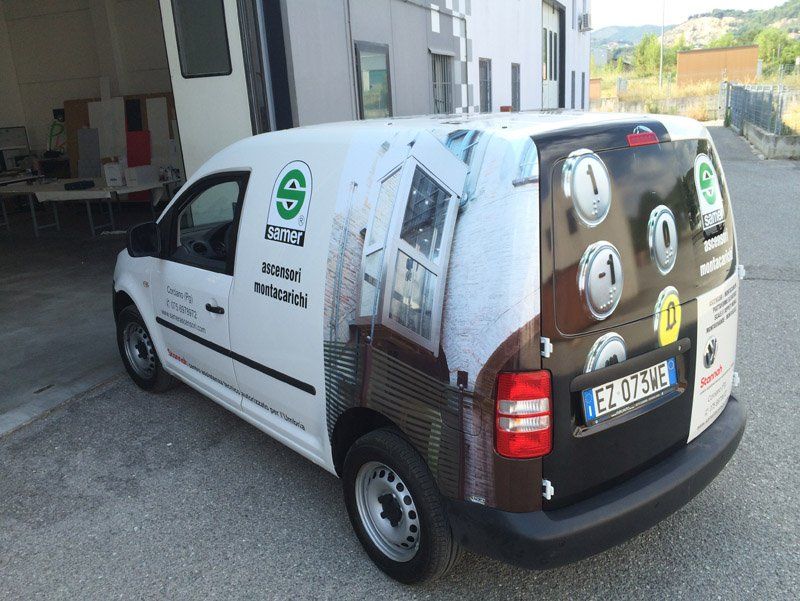 Furgone bianco con stampe su fiancata