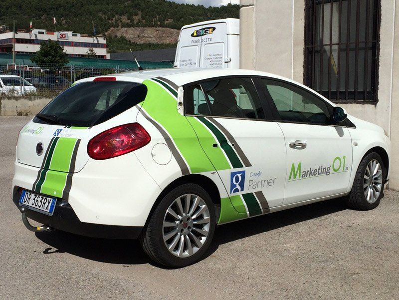 Auto bianca con stampe su fiancata