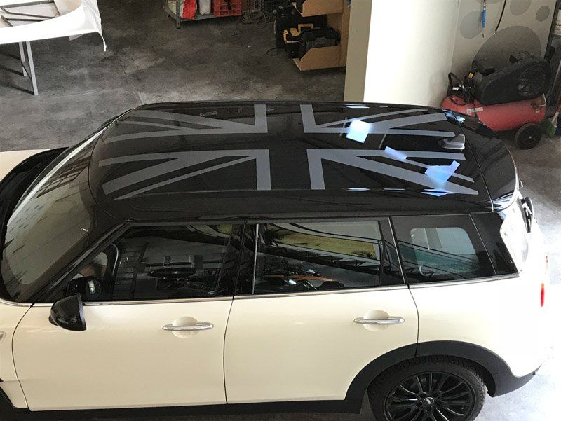 Realizzazione di decori sul tetto di un'auto