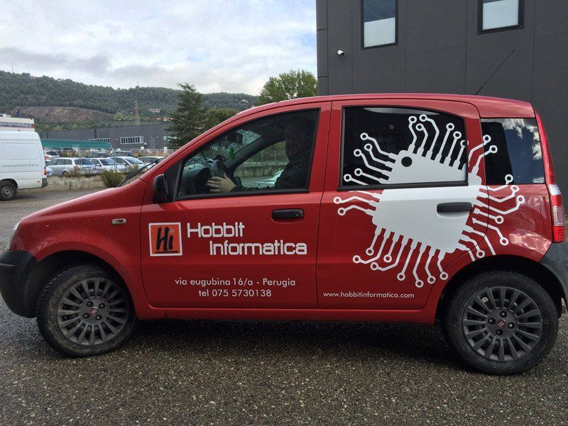 Stampe pubblicitarie su un'auto rossa