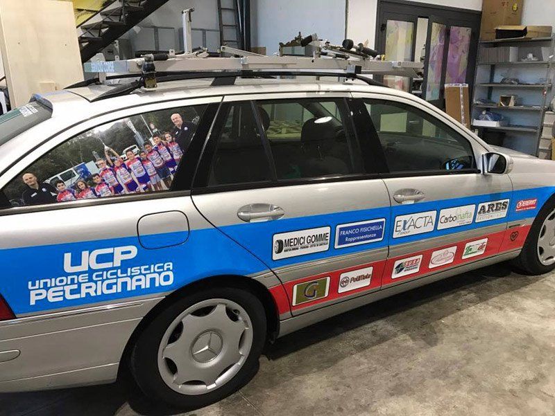 Stampa pubblicitaria su un'automobile