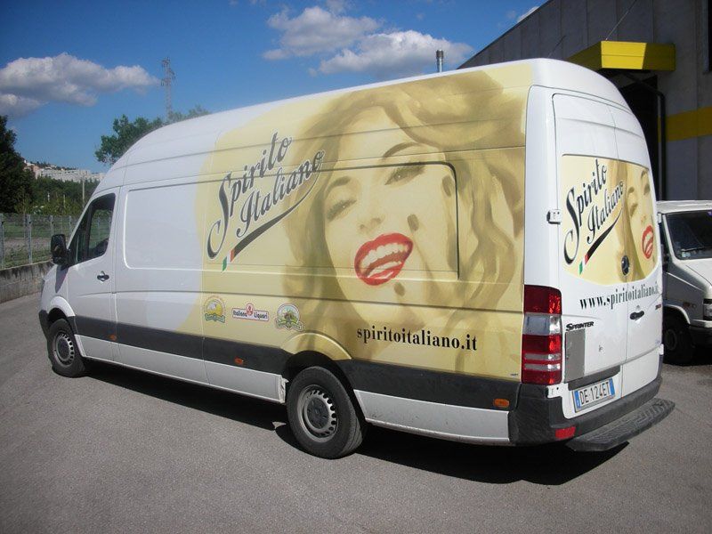 Serigrafia su un furgone