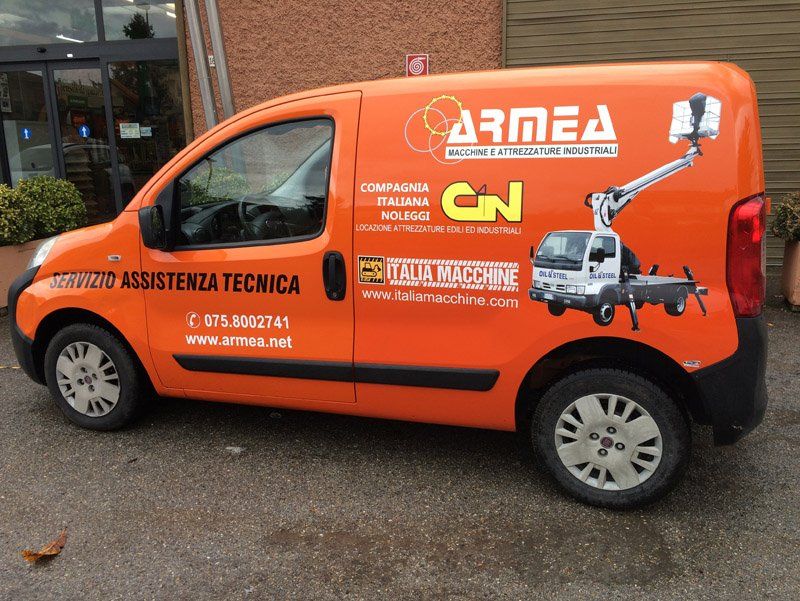 Stampe pubblicitarie su furgone arancione